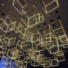 Colgantes en forma de cubos de luz