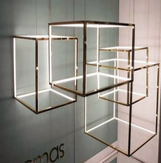 Colgantes en forma de cubos de luz