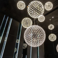 Araña y colgantes LED con forma de globo